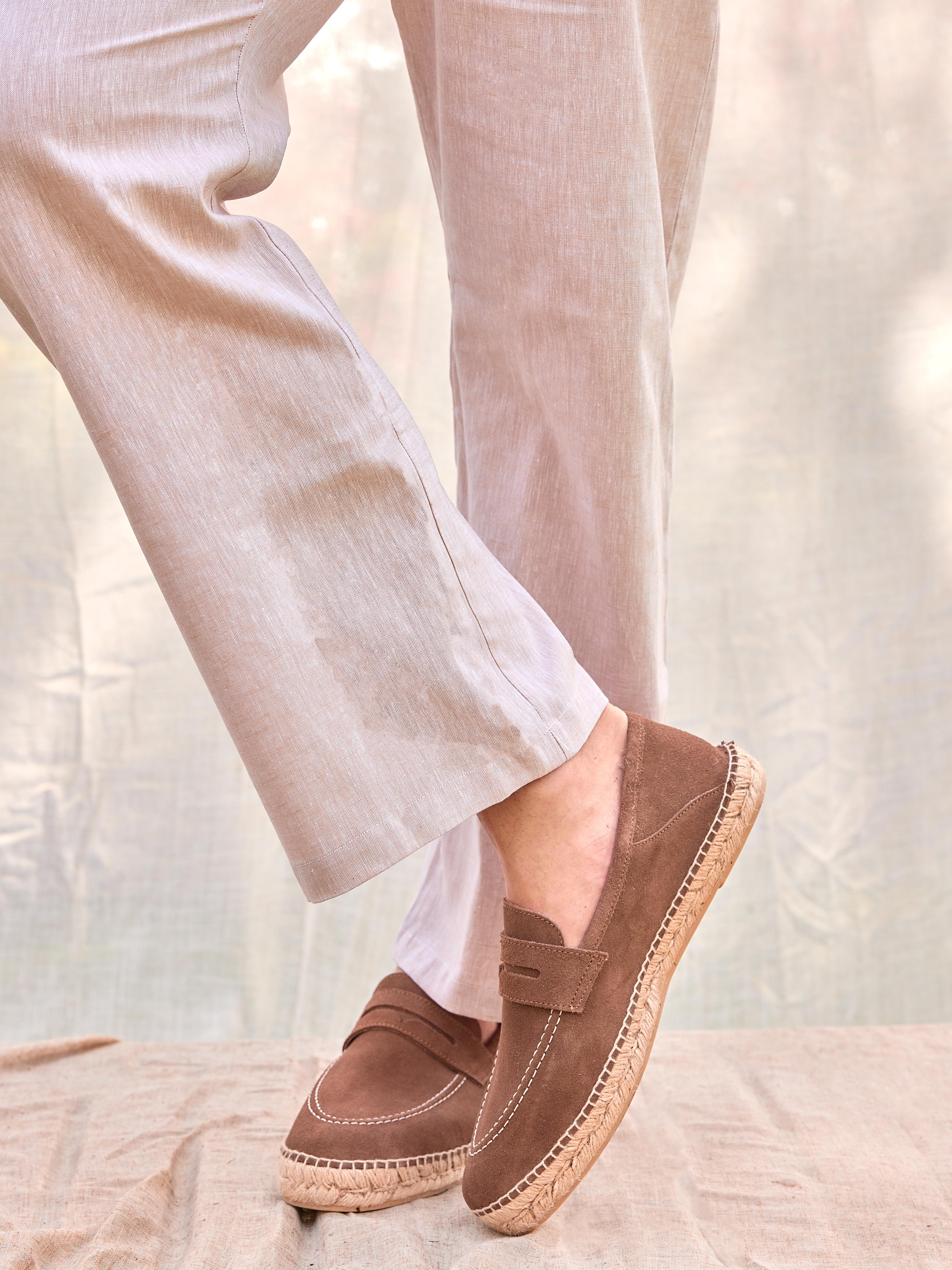 Alpargatas espadrille hombre color marrón mocasines loafers hechas en España artesanales premium tejido ante costa verano playa mar moda masculina casual premium elegante