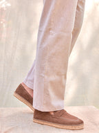 Alpargatas espadrilles hombre color marrón mocasines hechas en España artesanales premium tejido ante costa verano playa mar moda masculina casual elegante Arzalè Madrid Sevilla Málaga Cádiz Ibiza Marbella Mallorca Formentera
