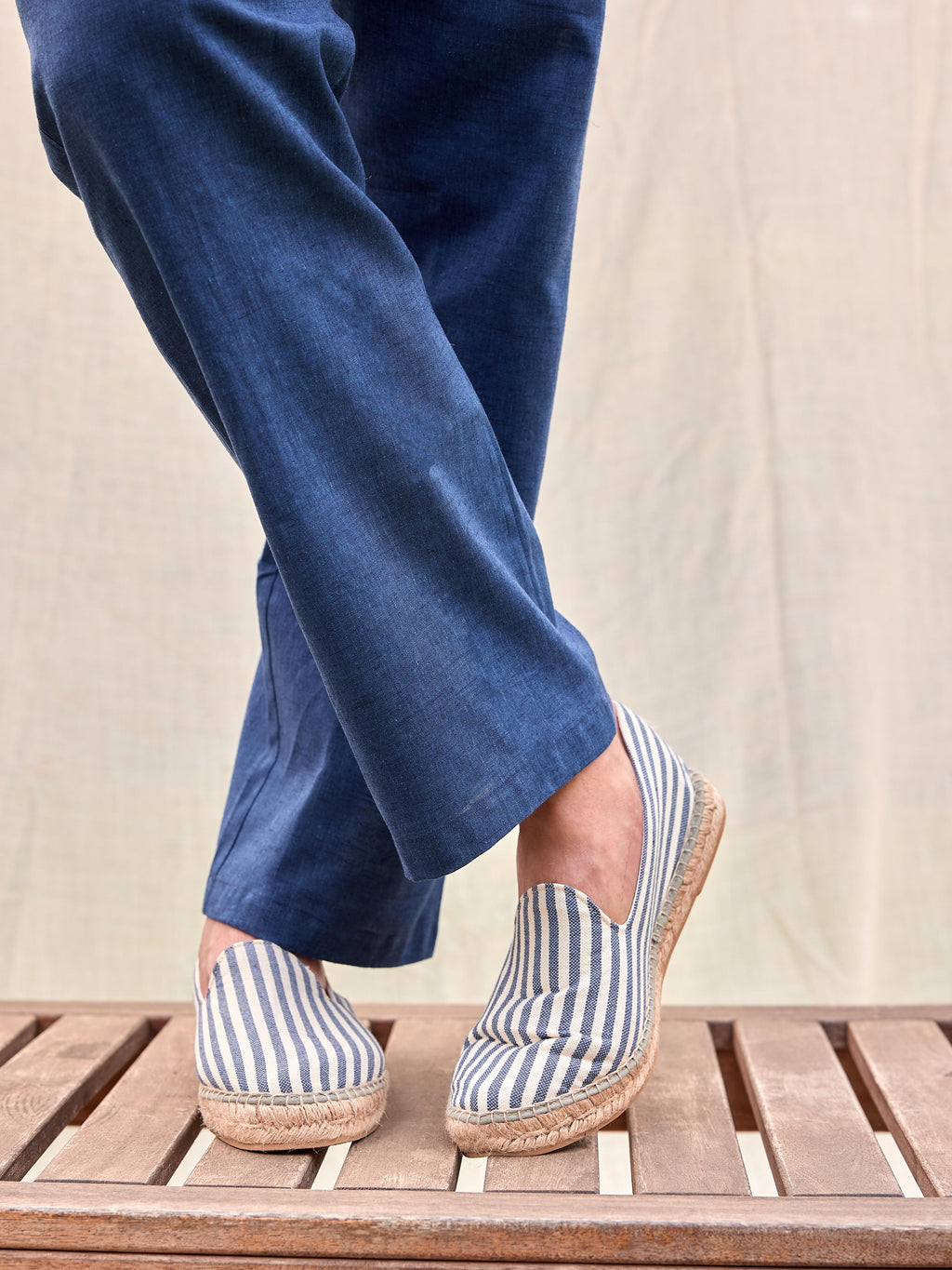Alpargatas espadrille hombre copete color rayas azules y blancas mediterráneo hechas en España artesanales premium tejido lona costa verano playa mar piscina moda masculina casual elegante Arzalè Madrid Barcelona Sevilla Ibiza Mallorca Formentera