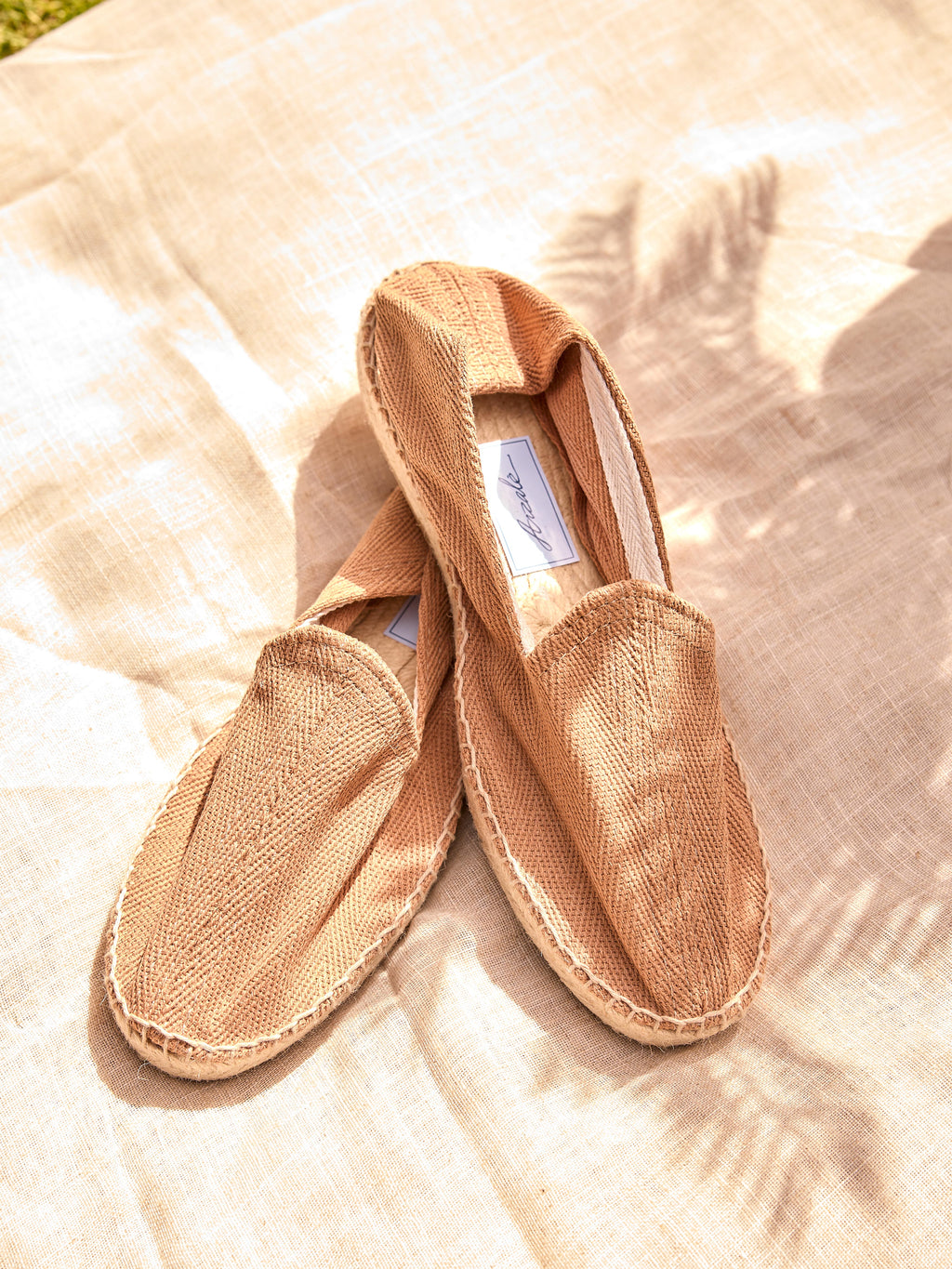 Alpargatas hombre color marrón avellana hechas en España artesanales premium tejido espiga costa verano playa moda masculina casual premium elegante Arzalè