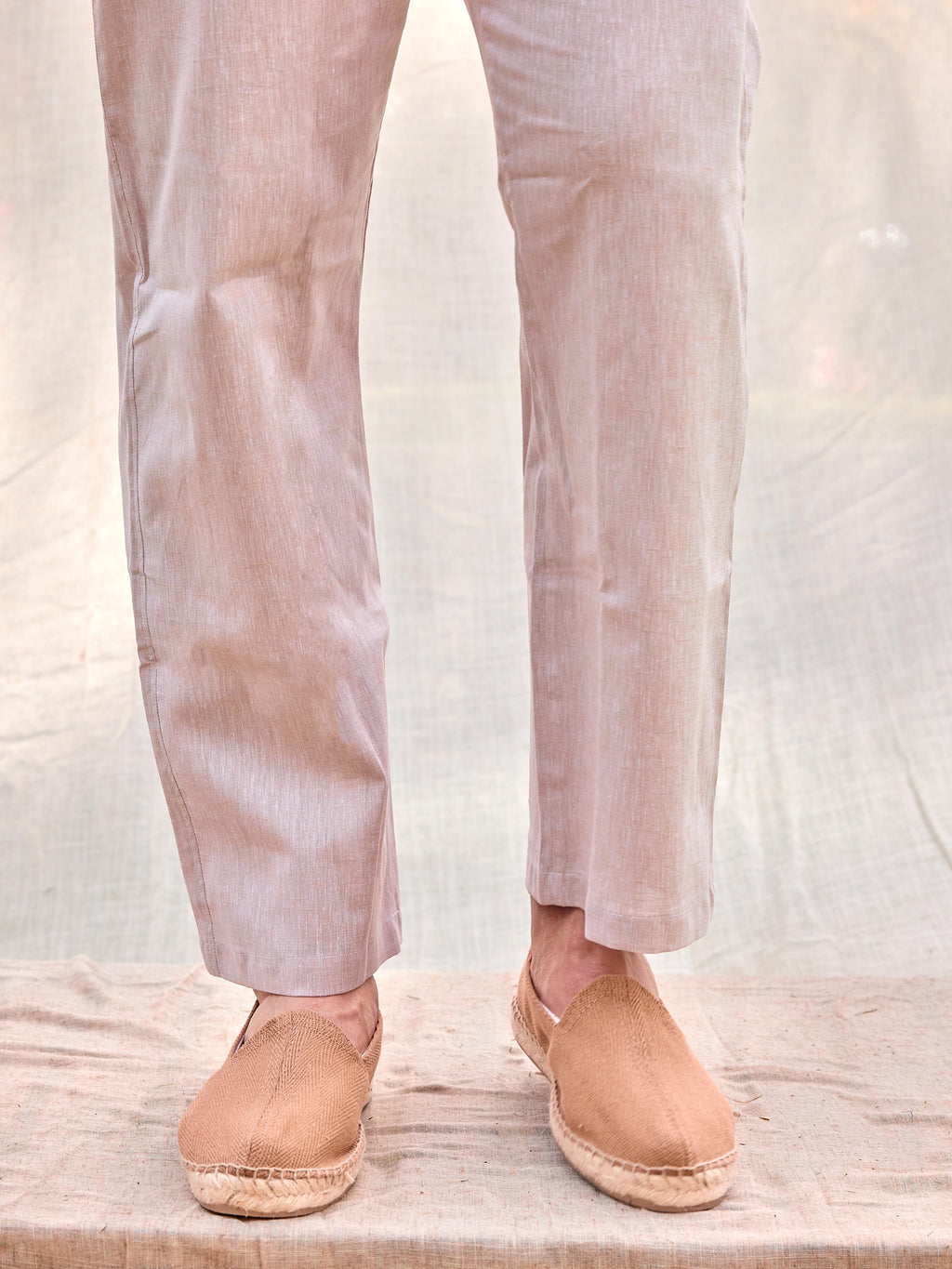 Alpargatas hombre color marrón avellana hechas en España artesanales premium tejido espiga costa verano playa moda masculina casual premium elegante Arzalè