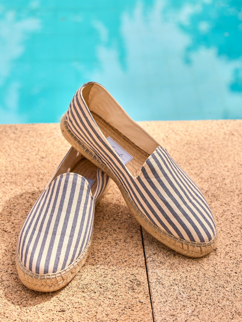 Alpargatas espadrille hombre copete color rayas azules y blancas mediterráneo hechas en España artesanales premium tejido lona costa verano playa mar piscina moda masculina casual elegante Arzalè Madrid Barcelona Sevilla Ibiza Mallorca Formentera