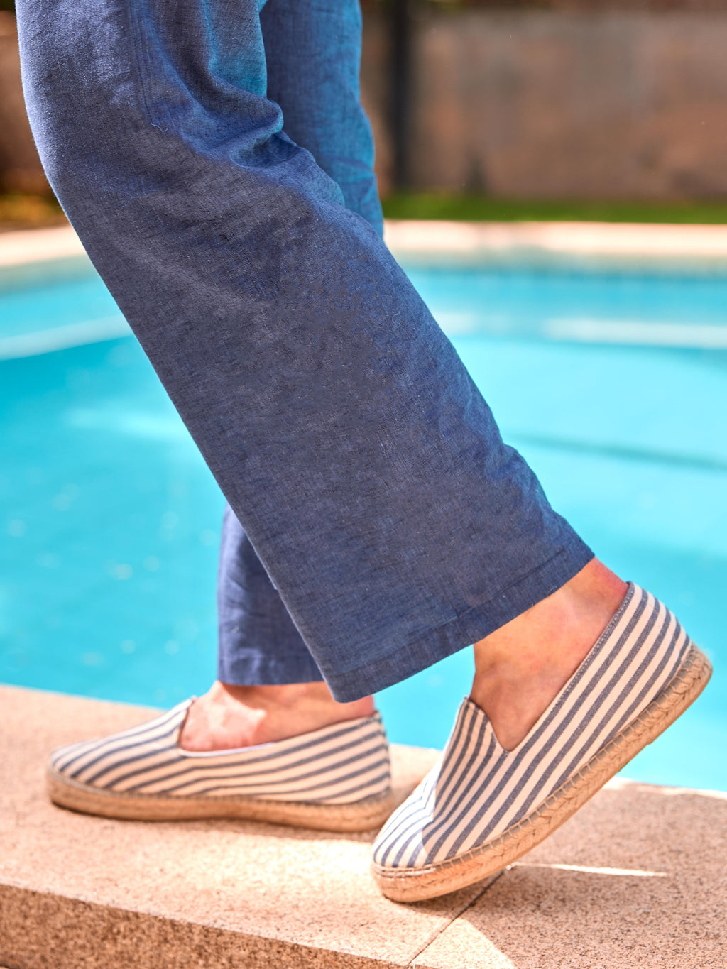 Alpargatas espadrille hombre copete color rayas azules y blancas mediterráneo hechas en España artesanales premium tejido lona costa verano playa mar piscina moda masculina casual elegante Arzalè Madrid Barcelona Sevilla Ibiza Mallorca Formentera