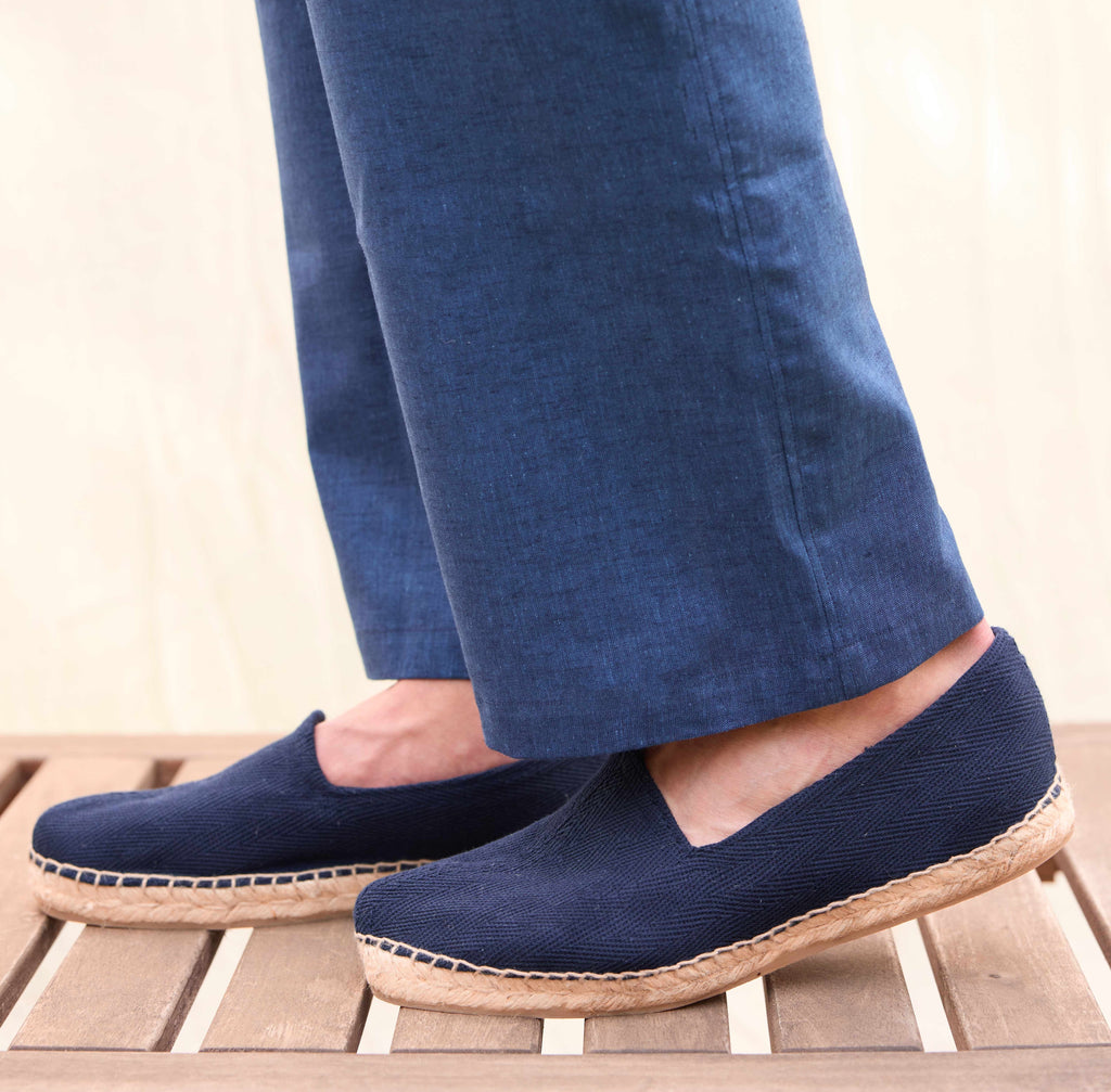 Alpargatas espadrille hombre color azul marino navy espiga hechas en España artesanales premium tejido lona costa verano playa mar piscina moda masculina casual premium elegante Arzalè
