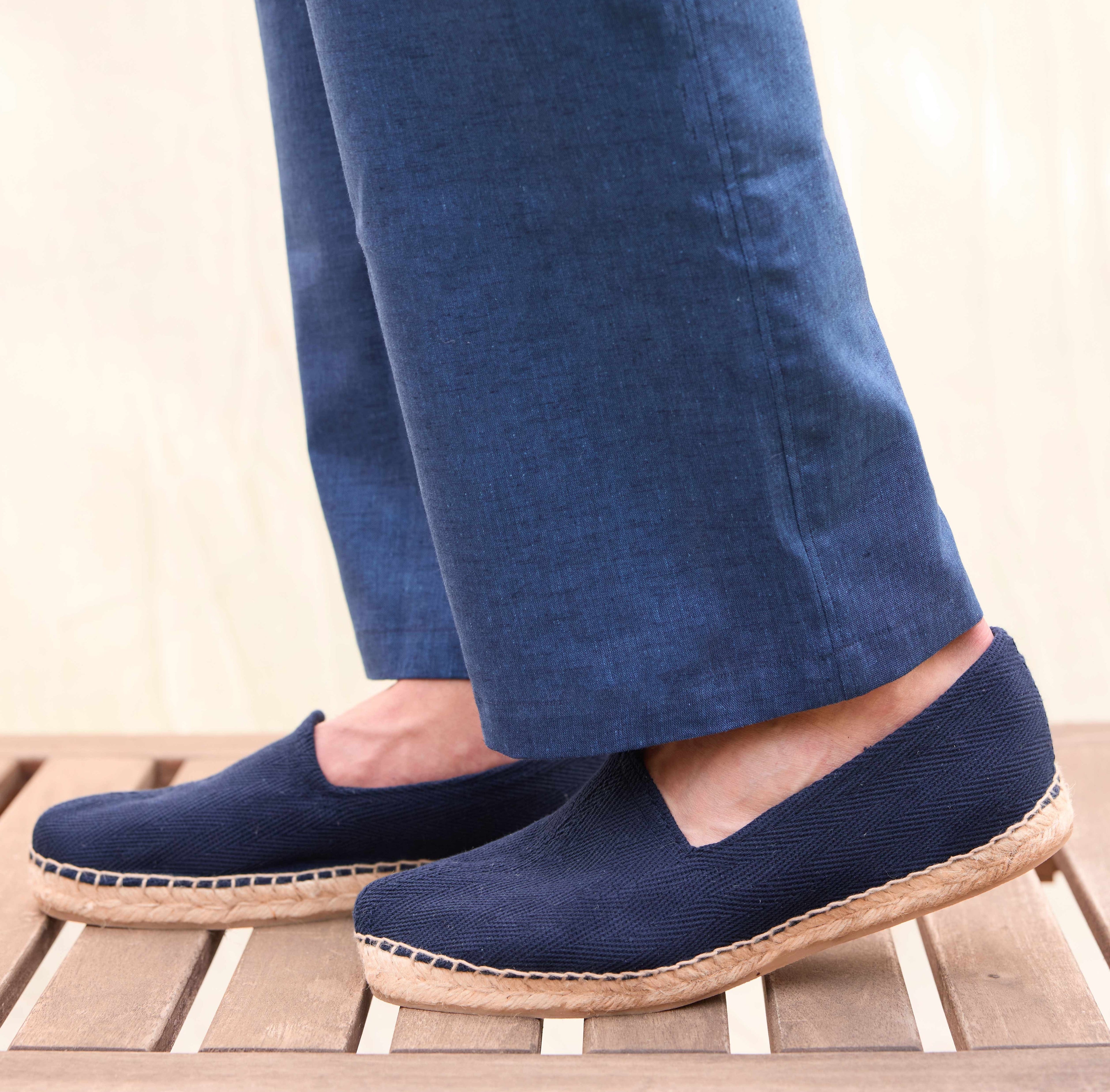 Alpargatas espadrille hombre color azul marino navy espiga hechas en España artesanales premium tejido lona costa verano playa mar piscina moda masculina casual premium elegante Arzalè