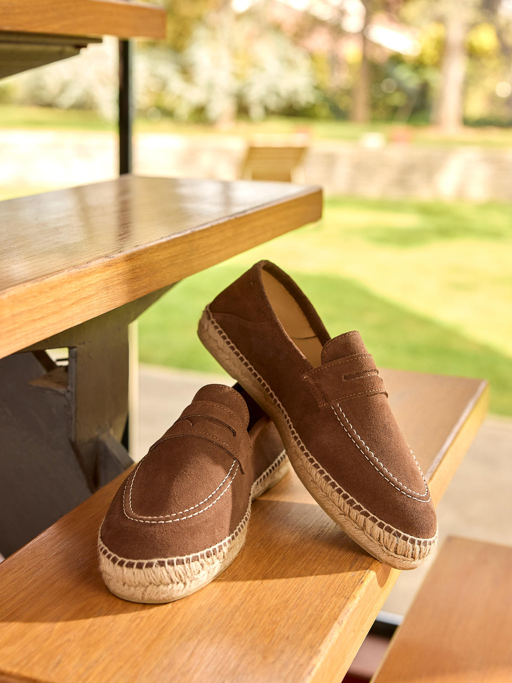 Alpargatas espadrille hombre color marrón mocasines hechas en España artesanales premium tejido ante costa verano playa mar moda masculina casual premium elegante