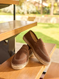Alpargatas espadrille hombre color marrón mocasines hechas en España artesanales premium tejido ante costa verano playa mar moda masculina casual premium elegante