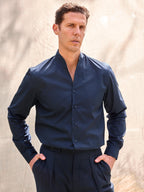 Camisa manga larga premium hombre elegante cuello mao chimenea elevado arquitectónico algodón hecha en España color azul oscuro navy MR.AB Arzalè Madrid Barcelona Sevilla Ibiza Mallorca Formentera Málaga Cádiz Asturias Santander