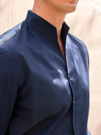Camisa manga larga premium hombre elegante cuello mao chimenea elevado arquitectónico algodón hecha en España color azul oscuro navy MR.AB Arzalè Madrid Barcelona Sevilla Ibiza Mallorca Formentera Málaga Cádiz Asturias Santander