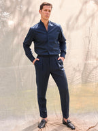 Camisa manga larga premium hombre elegante cuello mao chimenea elevado arquitectónico algodón hecha en España color azul oscuro navy estilo MR.AB Arzalè Madrid Barcelona Sevilla Ibiza Mallorca Formentera Málaga Cádiz Asturias Santander