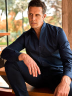 Camisa manga larga premium hombre elegante cuello mao chimenea elevado arquitectónico algodón hecha en España color azul oscuro navy MR.AB Arzalè Madrid Barcelona Sevilla Ibiza Mallorca Formentera Málaga Cádiz Asturias Santander
