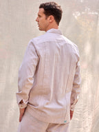 Camisa guayabera habanera cubana premium hombre lisa blanca arena beige contraste bolsillos marrones lino algodón hecha en España primavera verano playa casual elegante Arzalè Sancti Petri Málaga Marbella Cádiz Mallorca Ibiza Formentera mediterráneo club barco yate costa sol chiringuito terraza piscina
