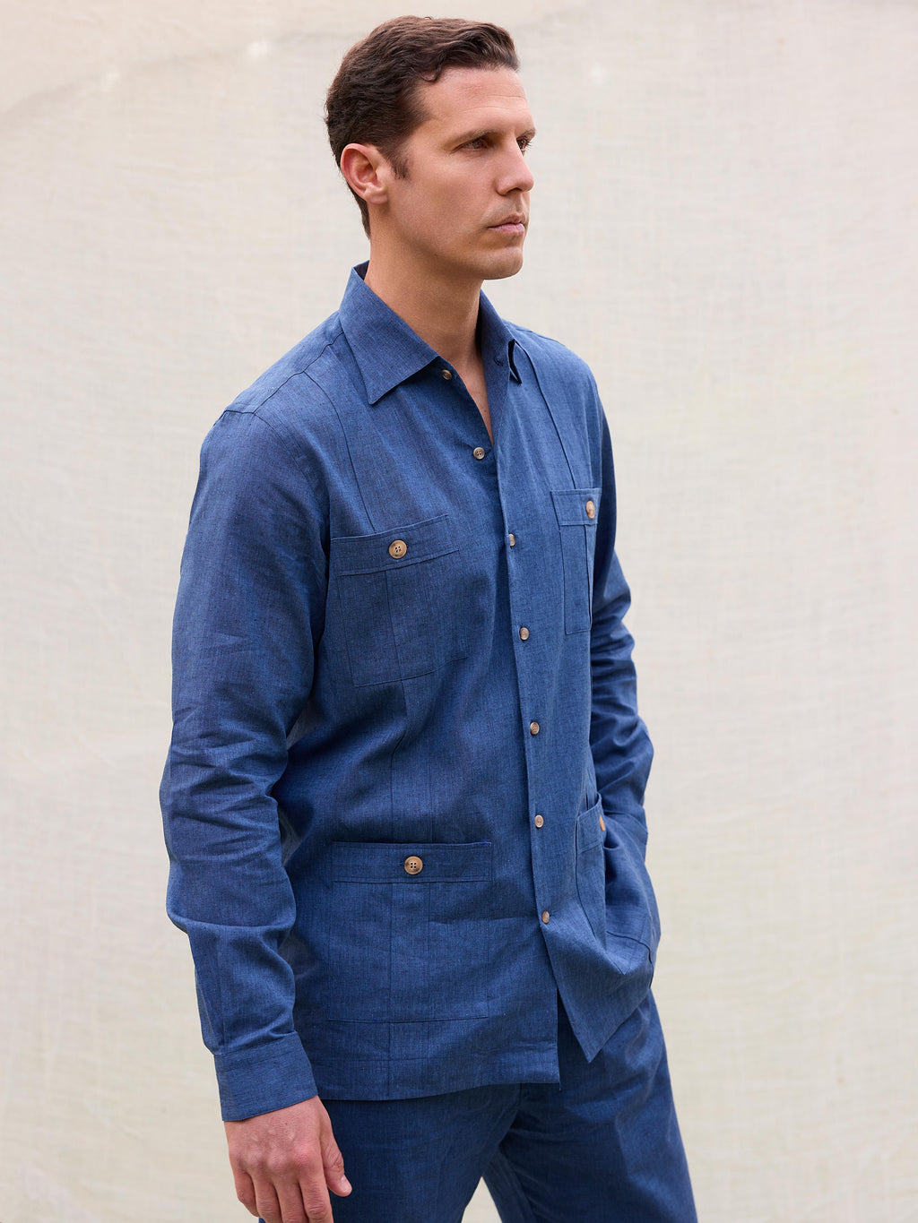 Camisa guayabera habanera cubana premium hombre lisa azul lino algodón hecha en España primavera verano playa casual elegante Arzalè Sancti Petri Málaga Marbella Cádiz Mallorca Ibiza Formentera mediterráneo club barco yate costa sol chiringuito terraza piscina