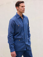 Camisa guayabera habanera cubana premium hombre lisa azul lino algodón hecha en España primavera verano playa casual elegante Arzalè Sancti Petri Málaga Marbella Cádiz Mallorca Ibiza Formentera mediterráneo club barco yate costa sol chiringuito terraza piscina
