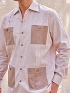 Camisa guayabera habanera cubana premium hombre lisa arena beige contraste bolsillos marrones blanca lino algodón hecha en España primavera verano playa casual elegante Arzalè Sancti Petri Málaga Marbella Cádiz Mallorca Ibiza Formentera mediterráneo club barco yate costa sol chiringuito terraza piscina