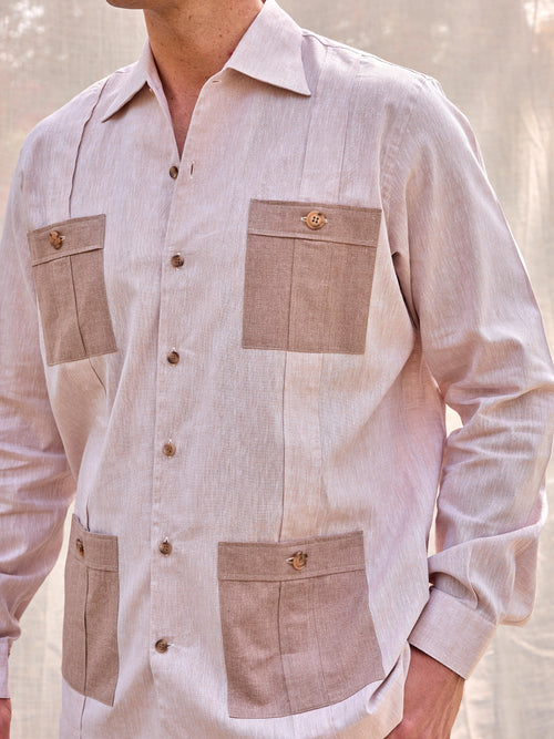 Camisa guayabera habanera cubana premium hombre lisa arena beige contraste bolsillos marrones blanca lino algodón hecha en España primavera verano playa casual elegante Arzalè Sancti Petri Málaga Marbella Cádiz Mallorca Ibiza Formentera mediterráneo club barco yate costa sol chiringuito terraza piscina