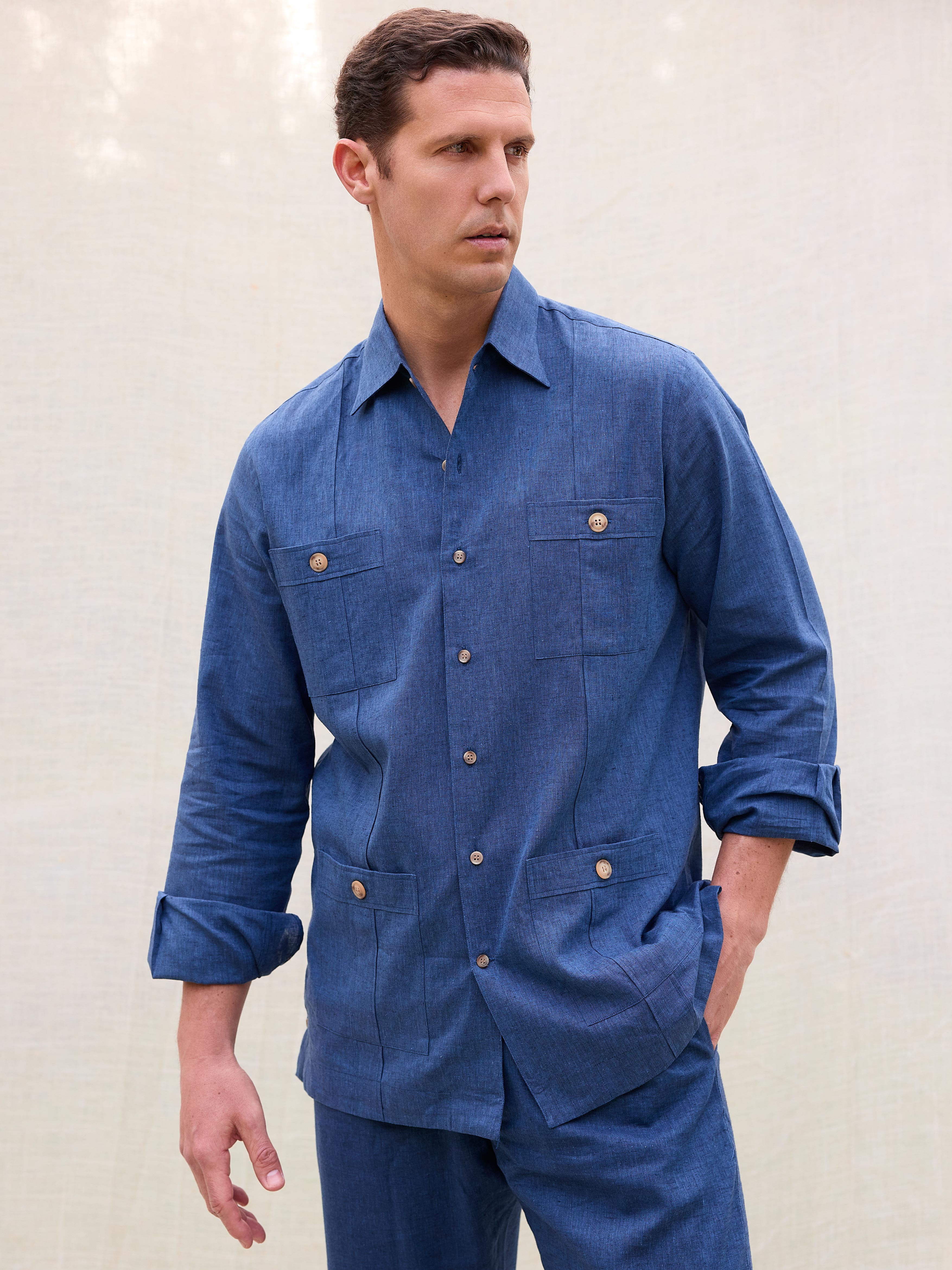 Camisa guayabera habanera cubana premium hombre lisa azul lino algodón hecha en España primavera verano playa casual elegante Arzalè Sancti Petri Málaga Marbella Cádiz Mallorca Ibiza Formentera mediterráneo club barco yate costa sol chiringuito terraza piscina