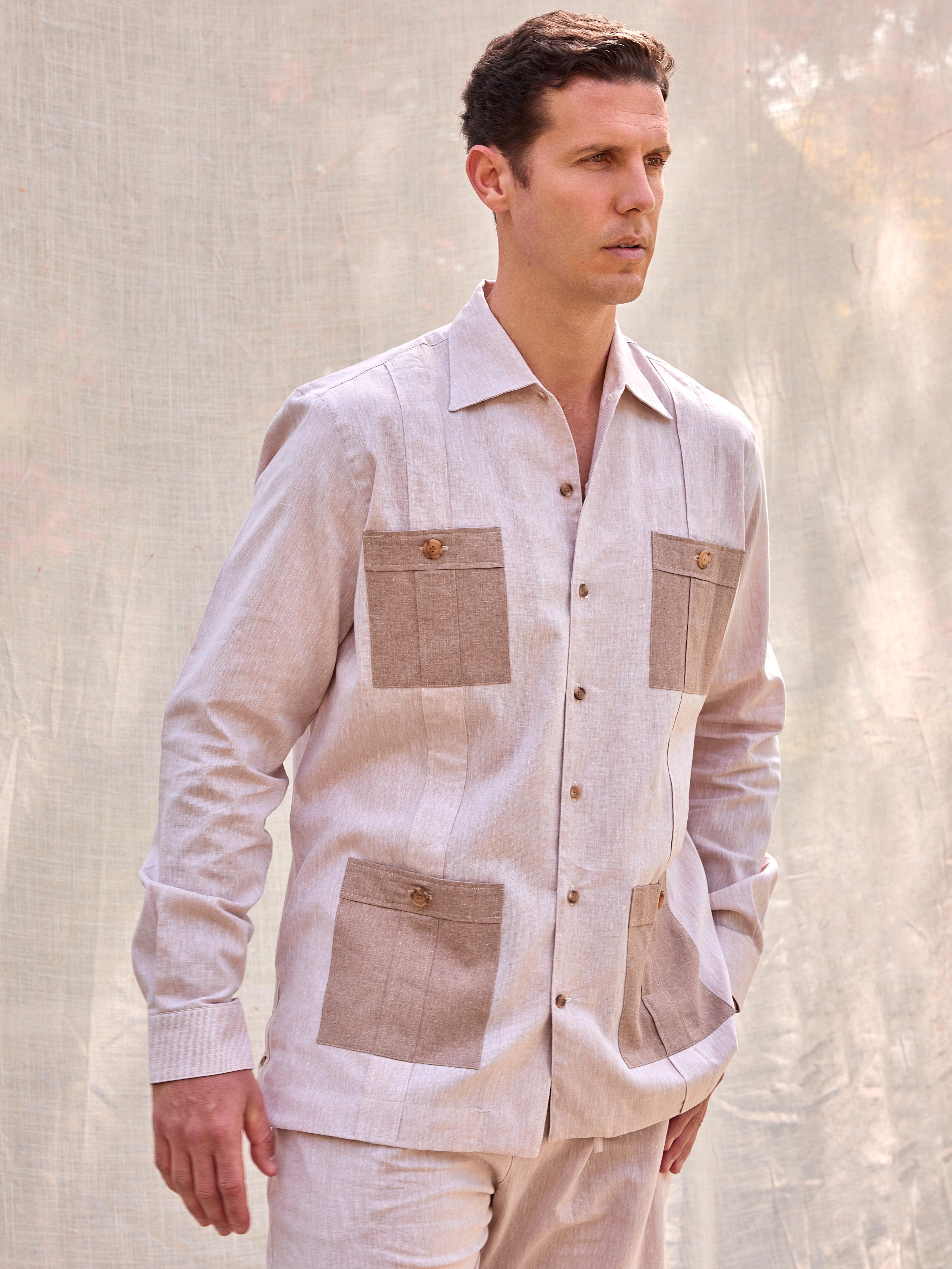 Camisa guayabera habanera cubana premium hombre lisa blanca arena beige contraste bolsillos marrones lino algodón hecha en España primavera verano playa casual elegante Arzalè Sancti Petri Málaga Marbella Cádiz Mallorca Ibiza Formentera mediterráneo club barco yate costa sol chiringuito terraza piscina