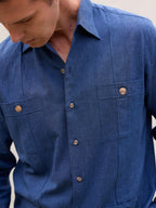 Camisa guayabera habanera cubana premium hombre lisa azul lino algodón hecha en España primavera verano playa casual elegante Arzalè Sancti Petri Málaga Marbella Cádiz Mallorca Ibiza Formentera mediterráneo club barco yate costa sol chiringuito terraza piscina