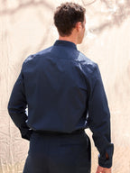 Camisa manga larga premium hombre elegante cuello mao chimenea elevado arquitectónico algodón hecha en España color azul oscuro navy estilo MR.AB Arzalè Madrid Barcelona Sevilla Ibiza Mallorca Formentera Málaga Cádiz Asturias Santander