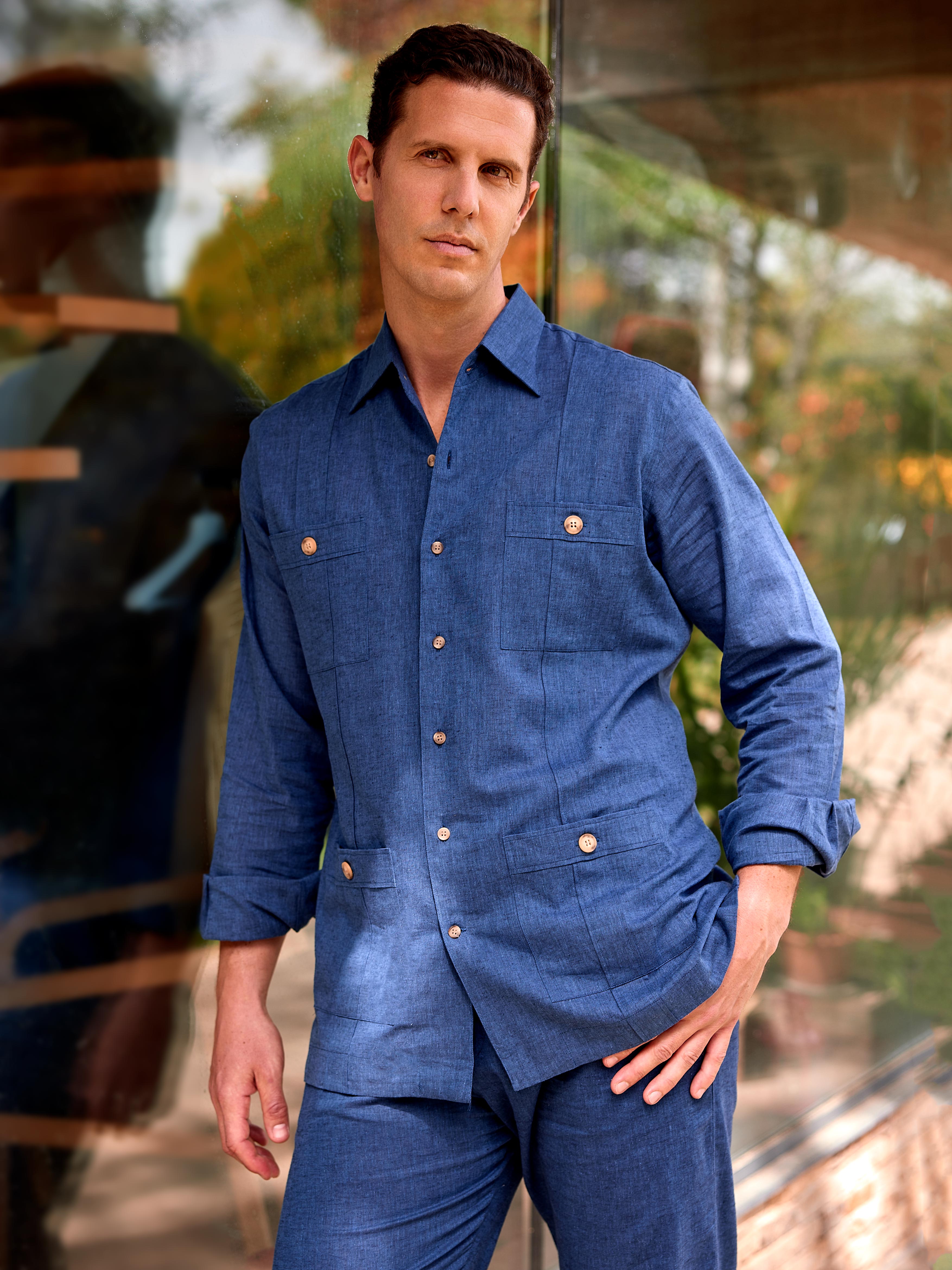 Camisa guayabera habanera cubana premium hombre lisa azul lino algodón hecha en España primavera verano playa casual elegante Arzalè Sancti Petri Málaga Marbella Cádiz Mallorca Ibiza Formentera mediterráneo club barco yate costa sol chiringuito terraza piscina