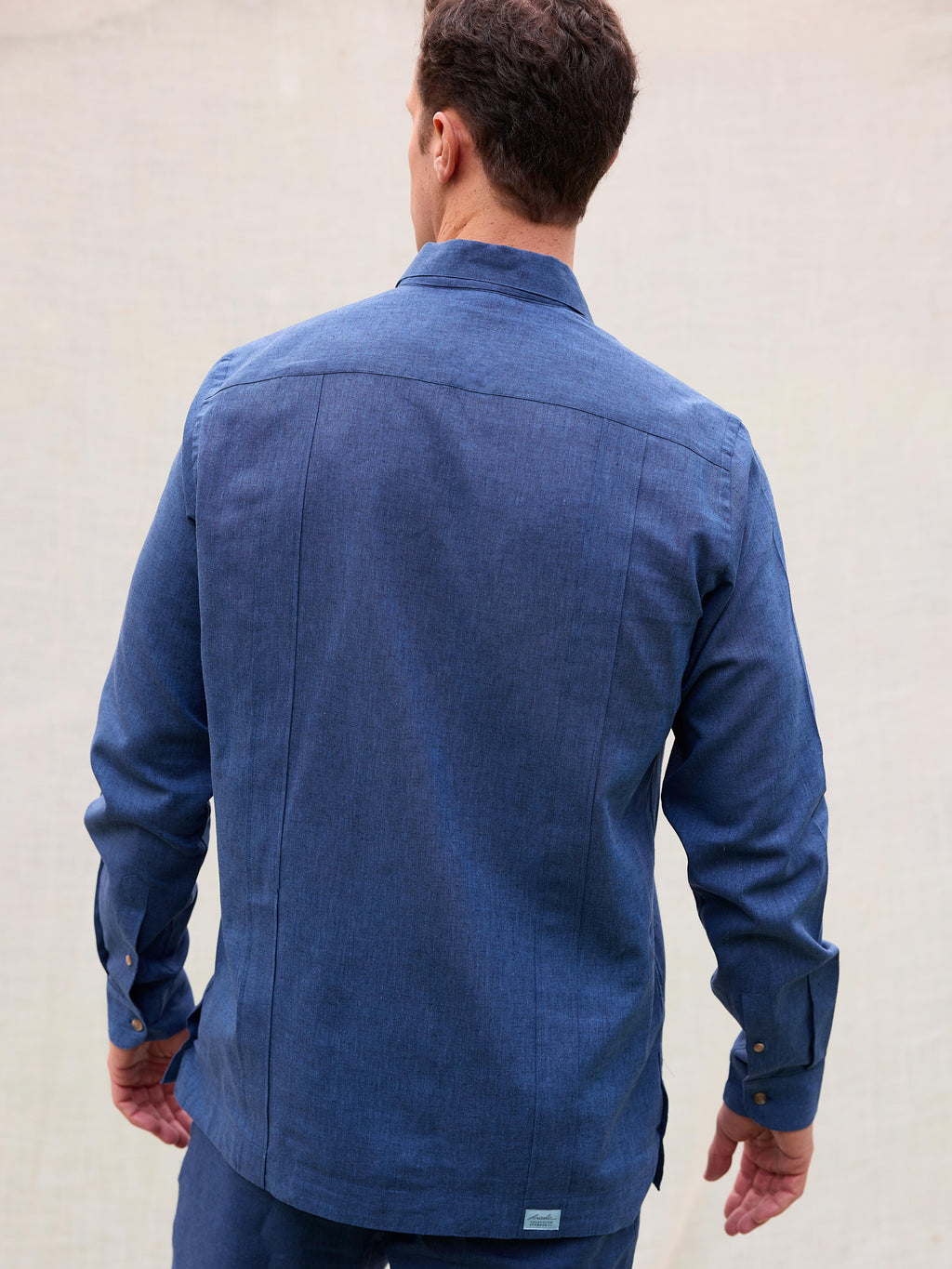 Camisa guayabera habanera cubana premium hombre lisa azul lino algodón hecha en España primavera verano playa casual elegante Arzalè Sancti Petri Málaga Marbella Cádiz Mallorca Ibiza Formentera mediterráneo club barco yate costa sol chiringuito terraza piscina