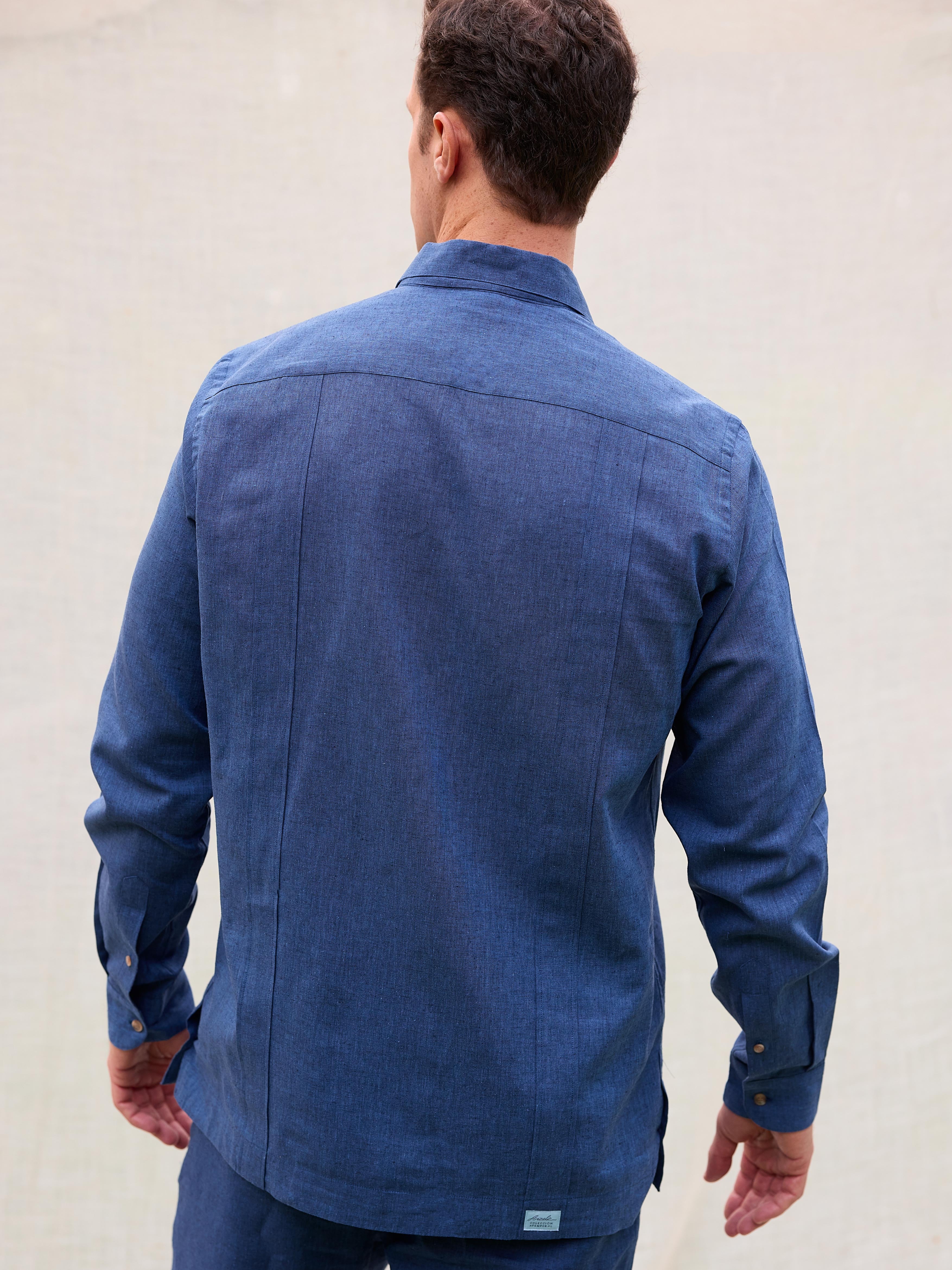 Camisa guayabera habanera cubana premium hombre lisa azul lino algodón hecha en España primavera verano playa casual elegante Arzalè Sancti Petri Málaga Marbella Cádiz Mallorca Ibiza Formentera mediterráneo club barco yate costa sol chiringuito terraza piscina