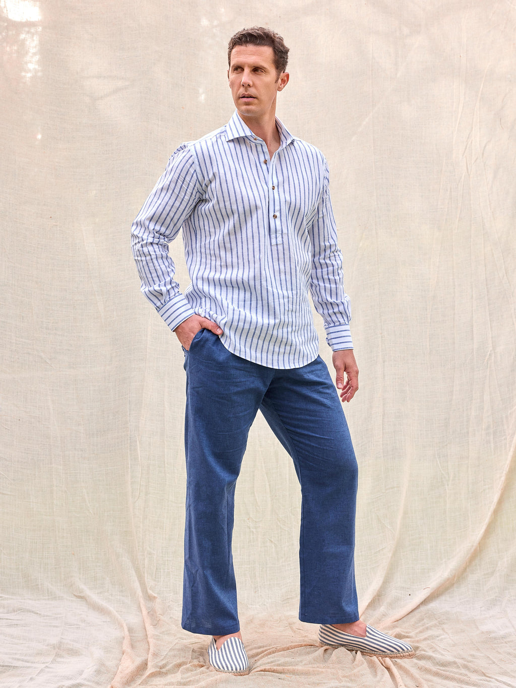 Camisa polera premium hombre rayas blancas y azules lino algodón hecha en España verano playa casual elegante Arzalè barco yate costa sol chiringuito terraza piscina silbon sclapers Massimo dutti moda masculina ropa vestir
