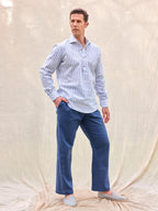 Camisa polera premium hombre rayas blancas y azules lino algodón hecha en España verano playa casual elegante Arzalè barco yate costa sol chiringuito terraza piscina silbon sclapers Massimo dutti moda masculina ropa vestir