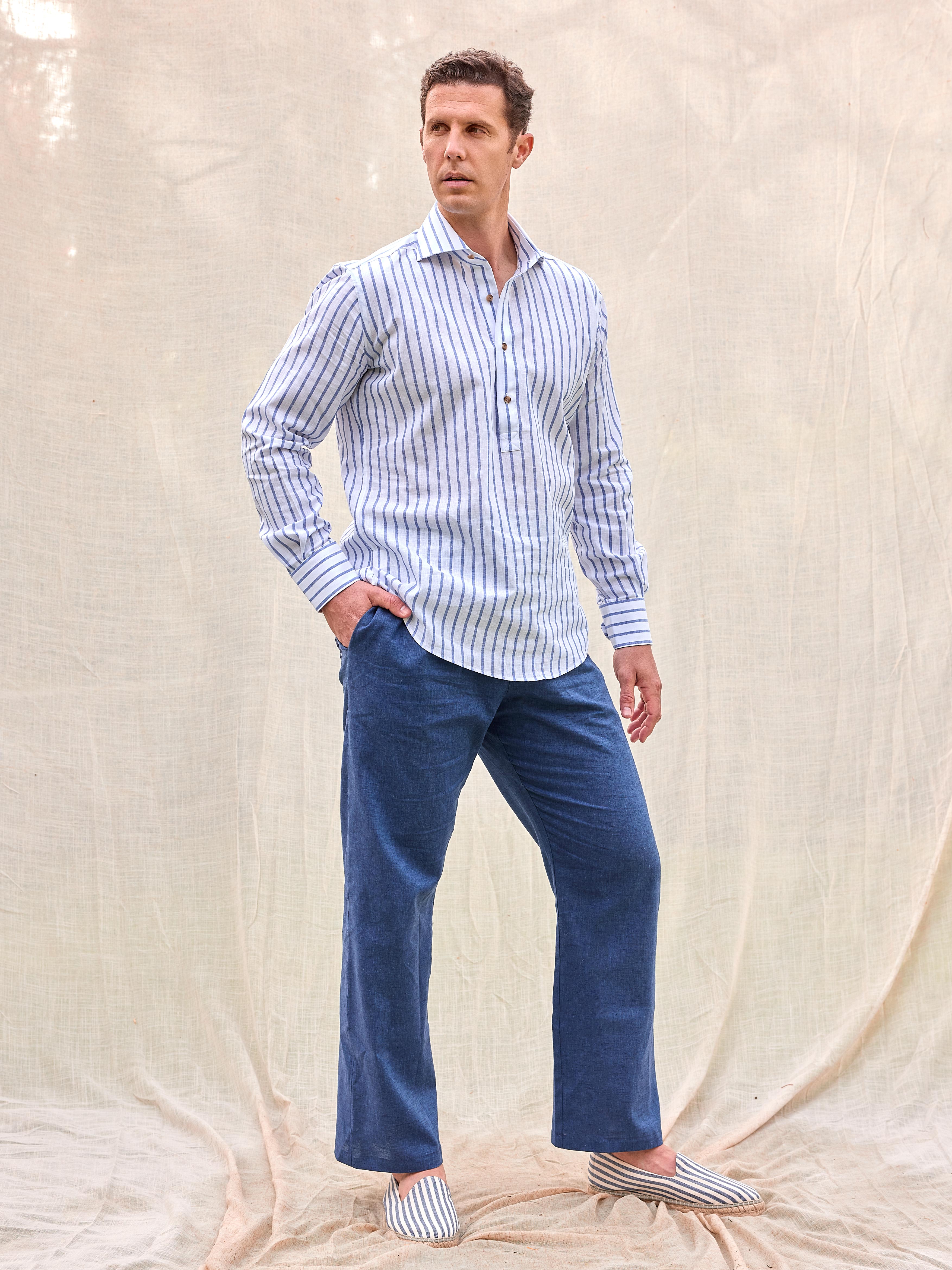Camisa polera premium hombre rayas blancas y azules lino algodón hecha en España verano playa casual elegante Arzalè barco yate costa sol chiringuito terraza piscina silbon sclapers Massimo dutti moda masculina ropa vestir