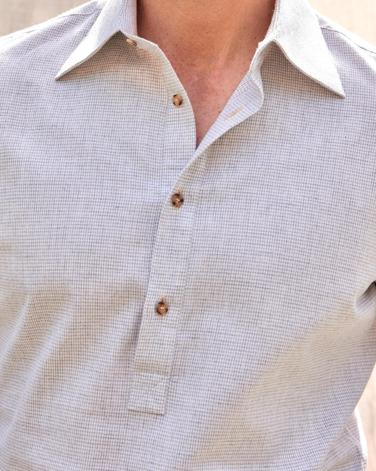 Detalle del tejido de franela gris y beige