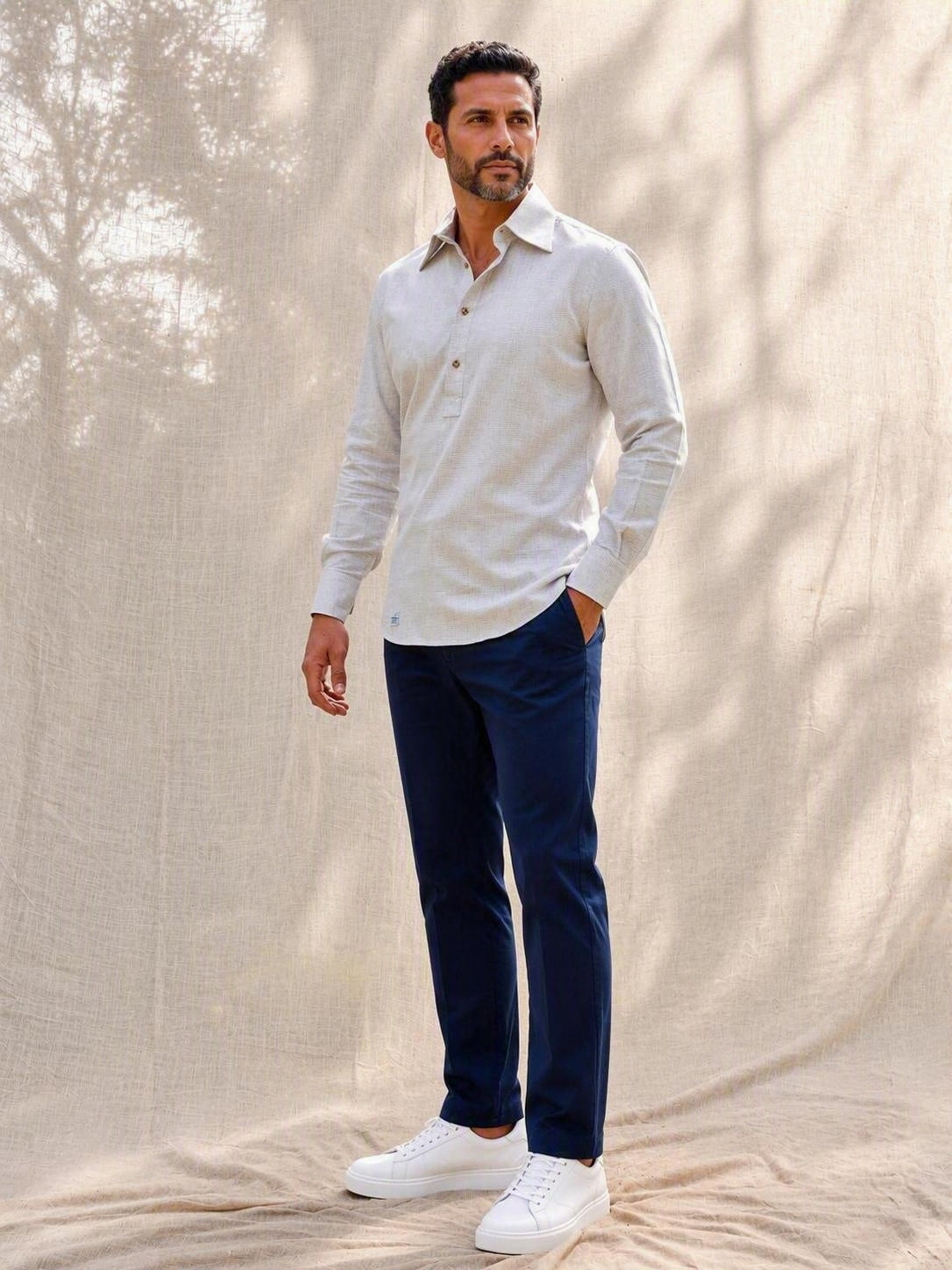 Camisa polera de franela gris y beige, vista lateral