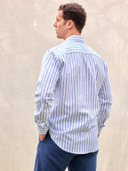 Camisa polera premium hombre rayas blancas y azules lino algodón hecha en España color blanco azul verano playa casual elegante Arzalè barco yate costa sol chiringuito terraza piscina silbon sclapers Massimo dutti moda masculina ropa vestir