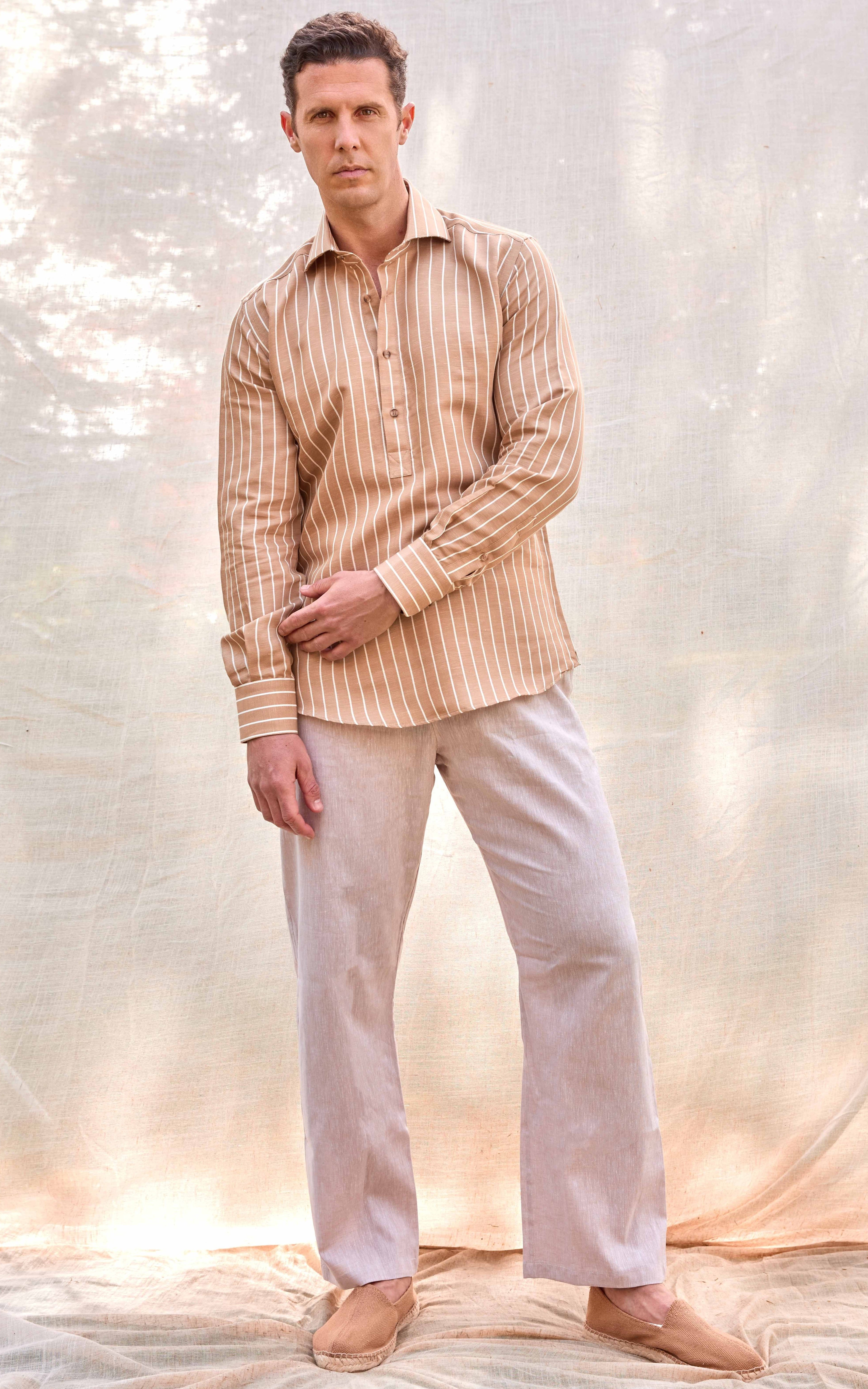 Camisa polera premium hombre rayas blancas y marrones lino algodón hecha en España verano playa casual elegante Arzalè barco yate costa sol chiringuito terraza