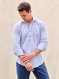 Camisa polera premium hombre rayas blancas y azules lino algodón hecha en España verano playa casual elegante Arzalè barco yate costa sol chiringuito terraza piscina silbon sclapers Massimo dutti moda masculina ropa vestir