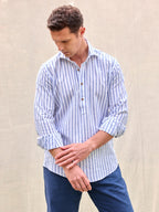 Camisa polera premium hombre rayas blancas y azules lino algodón hecha en España verano playa casual elegante Arzalè barco yate costa sol chiringuito terraza piscina silbon sclapers Massimo dutti moda masculina ropa vestir