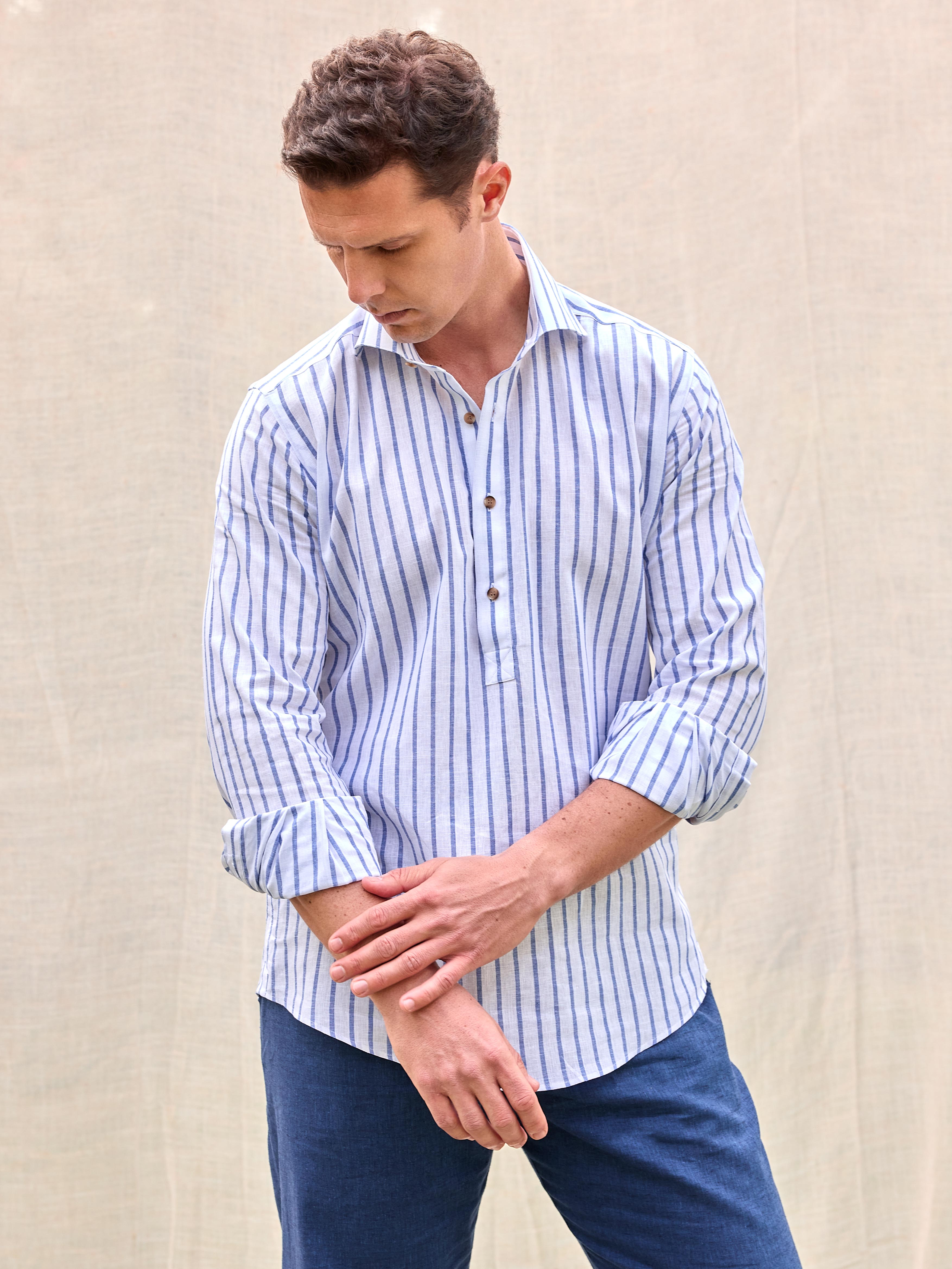 Camisa polera premium hombre rayas blancas y azules lino algodón hecha en España verano playa casual elegante Arzalè barco yate costa sol chiringuito terraza piscina silbon sclapers Massimo dutti moda masculina ropa vestir