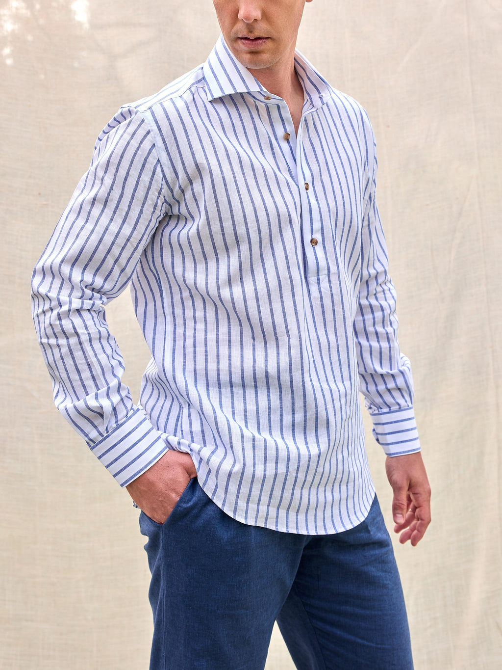 Camisa polera premium hombre rayas blancas y azules lino algodón hecha en España color blanco azul verano playa casual elegante Arzalè barco yate costa sol chiringuito terraza piscina silbon sclapers Massimo dutti moda masculina ropa vestir