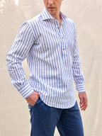 Camisa polera premium hombre rayas blancas y azules lino algodón hecha en España color blanco azul verano playa casual elegante Arzalè barco yate costa sol chiringuito terraza piscina silbon sclapers Massimo dutti moda masculina ropa vestir