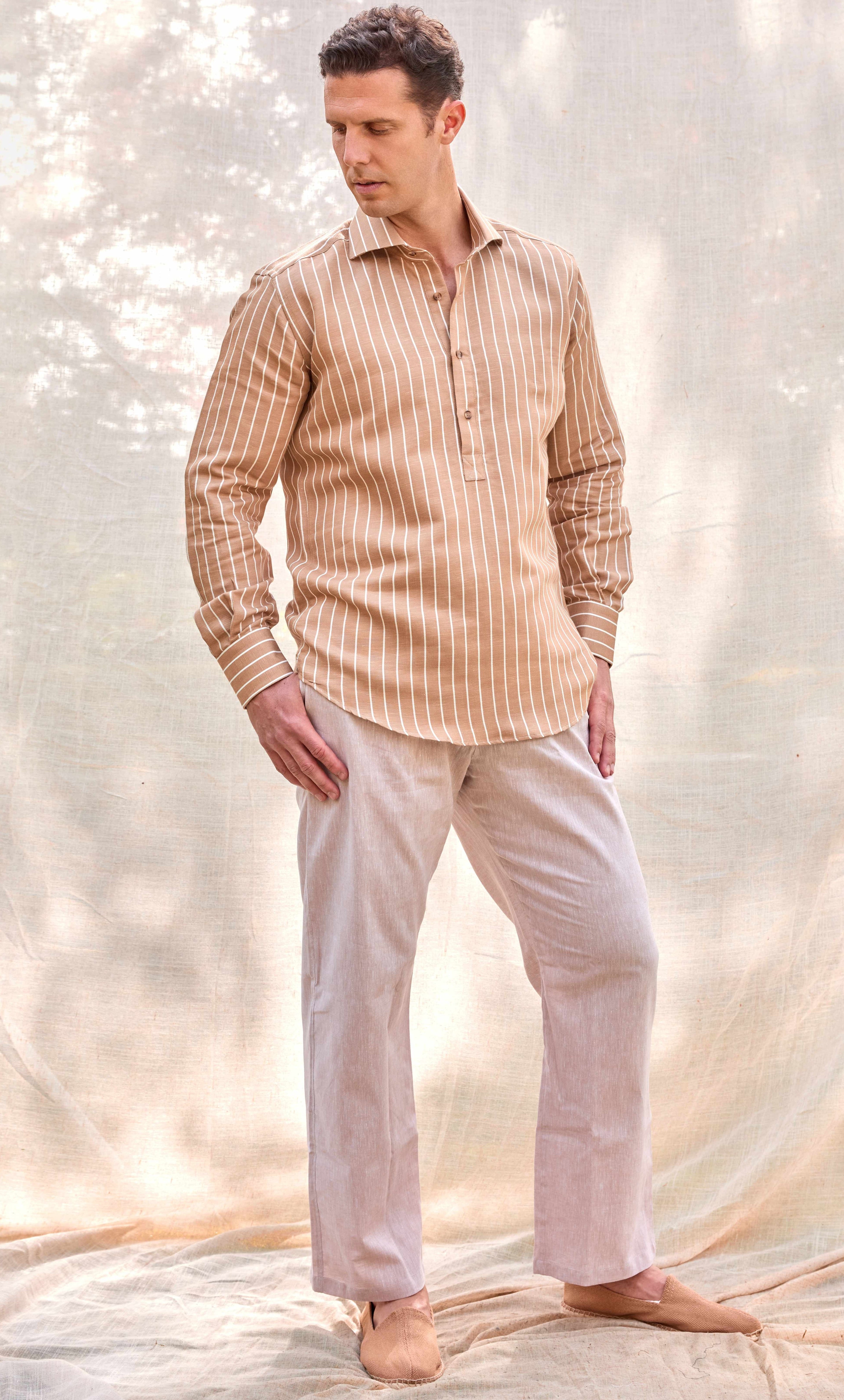 Camisa polera premium hombre rayas blancas y marrones tierra lino algodón hecha en España verano playa casual elegante Arzalè barco yate costa sol chiringuito terraza arena mar moda masculina