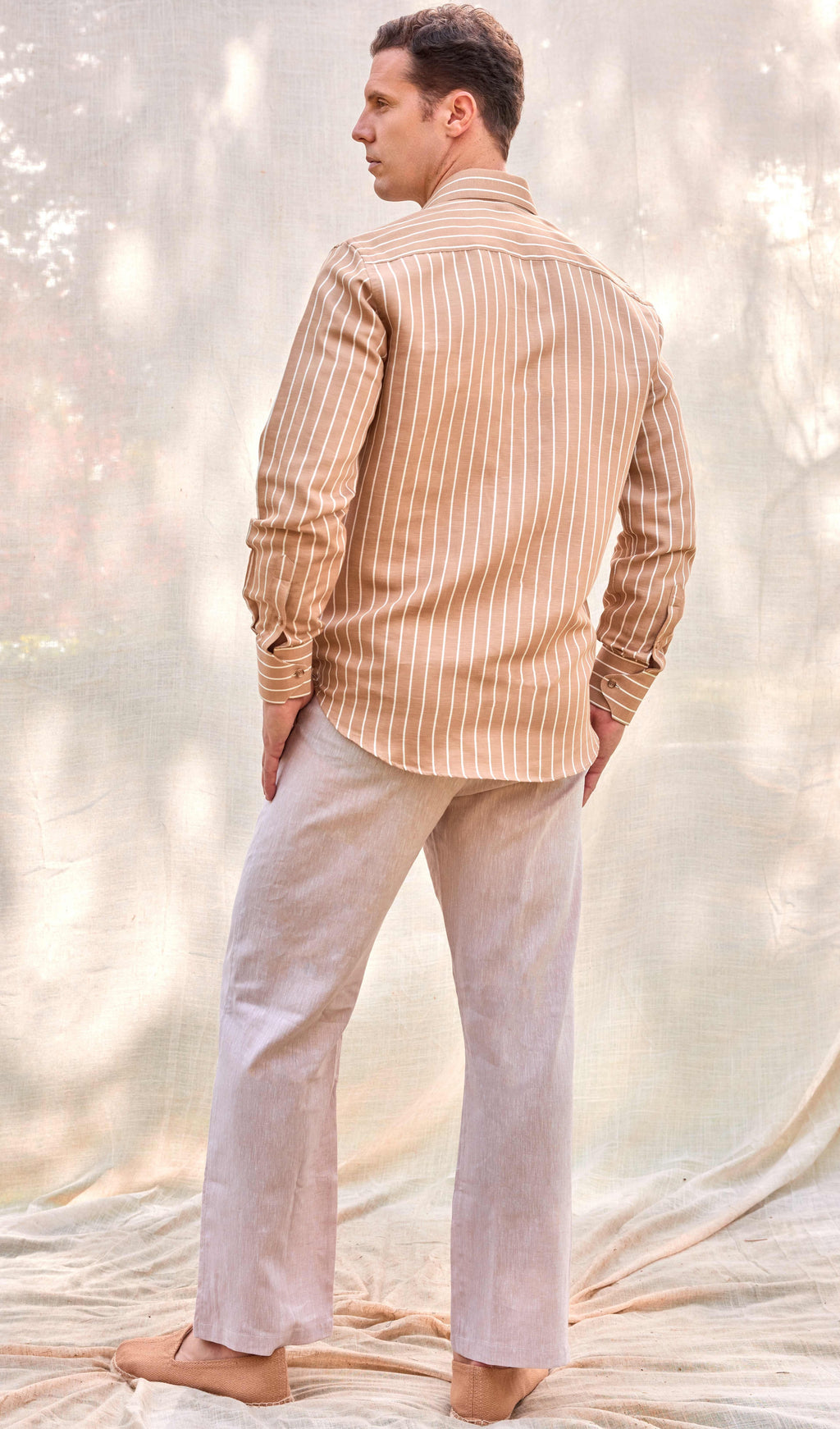 Camisa polera premium hombre rayas blancas y marrones terracotta lino algodón hecha en España verano playa casual elegante Arzalè moda masculina