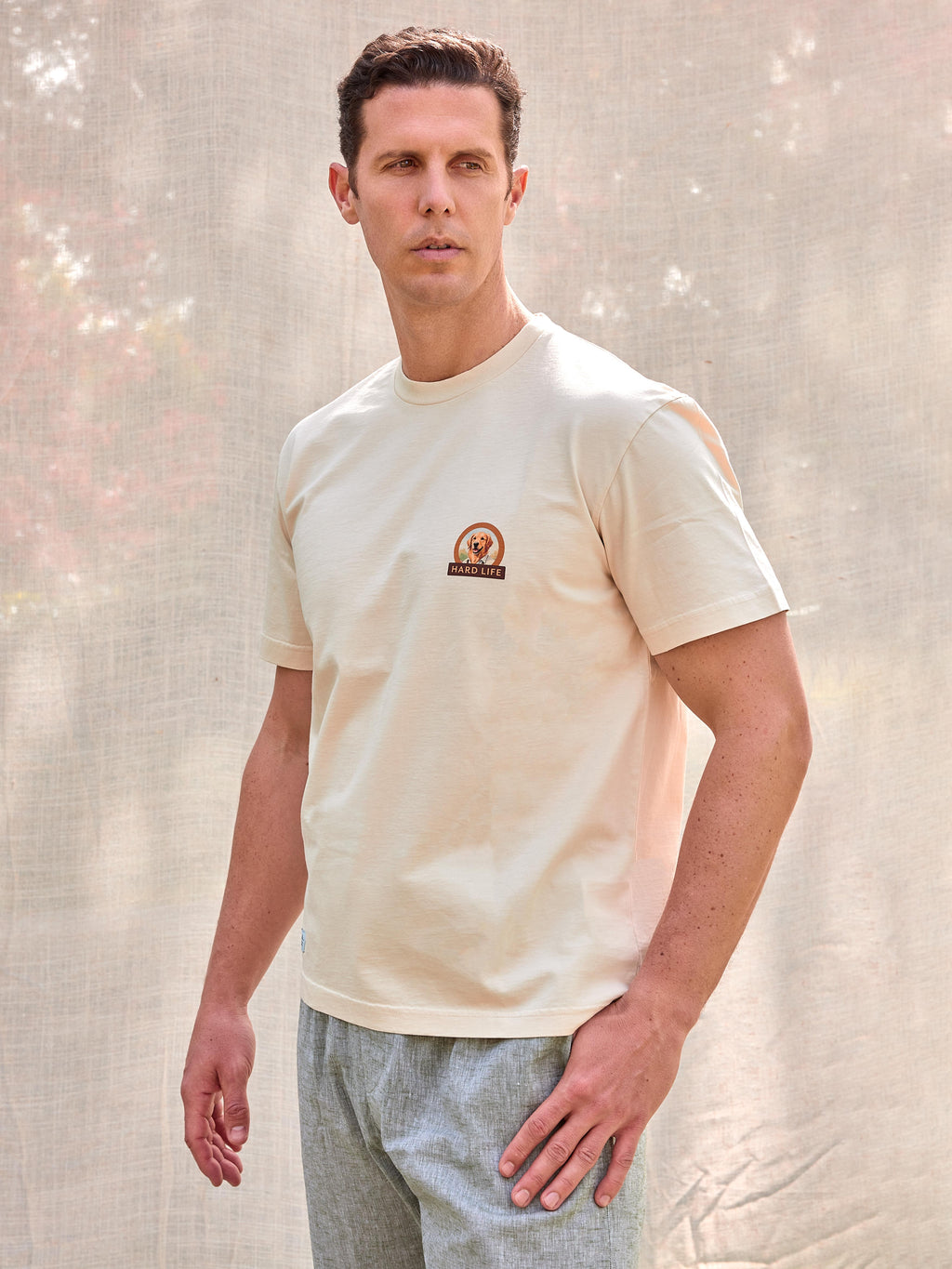 Camiseta premium exclusiva hombre perro raza Golden Retriever labrador 100% algodón orgánico gramaje alto 200 gramos heavy weight hecha en Portugal color avena vainilla oat premium moda masculina España Arzalè Majadahonda Pozuelo La Moraleja La Finca Encinar de Los Reyes Sancti Petri Formentera Sevilla Ibiza Madrid Barcelona