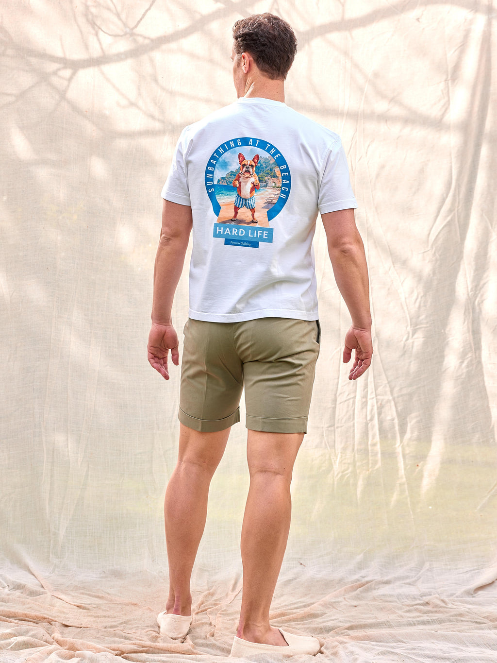 Camiseta premium hombre perro raza bulldog francés frenchie 100% algodón orgánico gramaje alto 200 gramos heavyweight hecha en Portugal color blanco natural premium impresión directa en fibra moda masculina España Arzalè Majadahonda Pozuelo La Moraleja La Finca Encinar de Los Reyes Sancti Petri Formentera