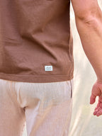 Camiseta 100% algodón orgánico gramaje alto 200 gramos hecha en Portugal marrón chocolate cacao premium España verano moda hombre Arzalè Madrid Barcelona Costa Málaga Sevilla Ibiza Mallorca Formentera