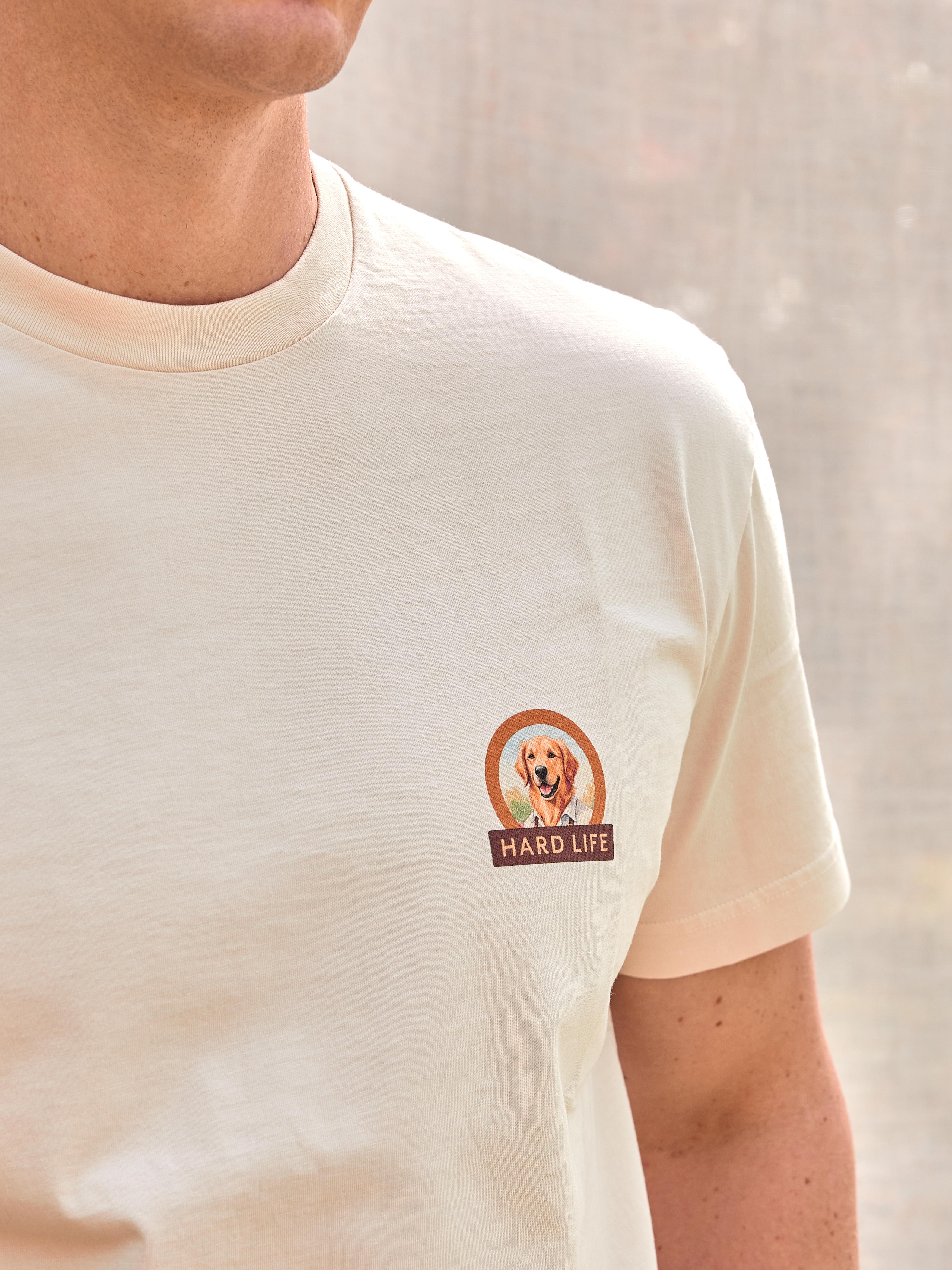 Camiseta premium exclusiva hombre perro raza Golden Retriever labrador 100% algodón orgánico gramaje alto 200 gramos heavy weight hecha en Portugal color avena vainilla oat premium moda masculina España Arzalè Majadahonda Pozuelo La Moraleja La Finca Encinar de Los Reyes Sancti Petri Formentera Sevilla Ibiza Madrid Barcelona