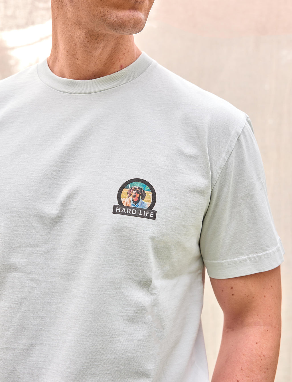Camiseta premium exclusiva hombre perro raza Teckel perro salchicha dachshund dackel 100% algodón orgánico gramaje alto 200 gramos heavy weight hecha en Portugal color azul grisáceo verde gris impresión diseño directo en fibra alta calidad premium moda masculina España Arzalè Majadahonda Pozuelo La Moraleja La Finca Encinar de Los Reyes Sancti Petri Formentera Sevilla Ibiza Madrid Barcelona