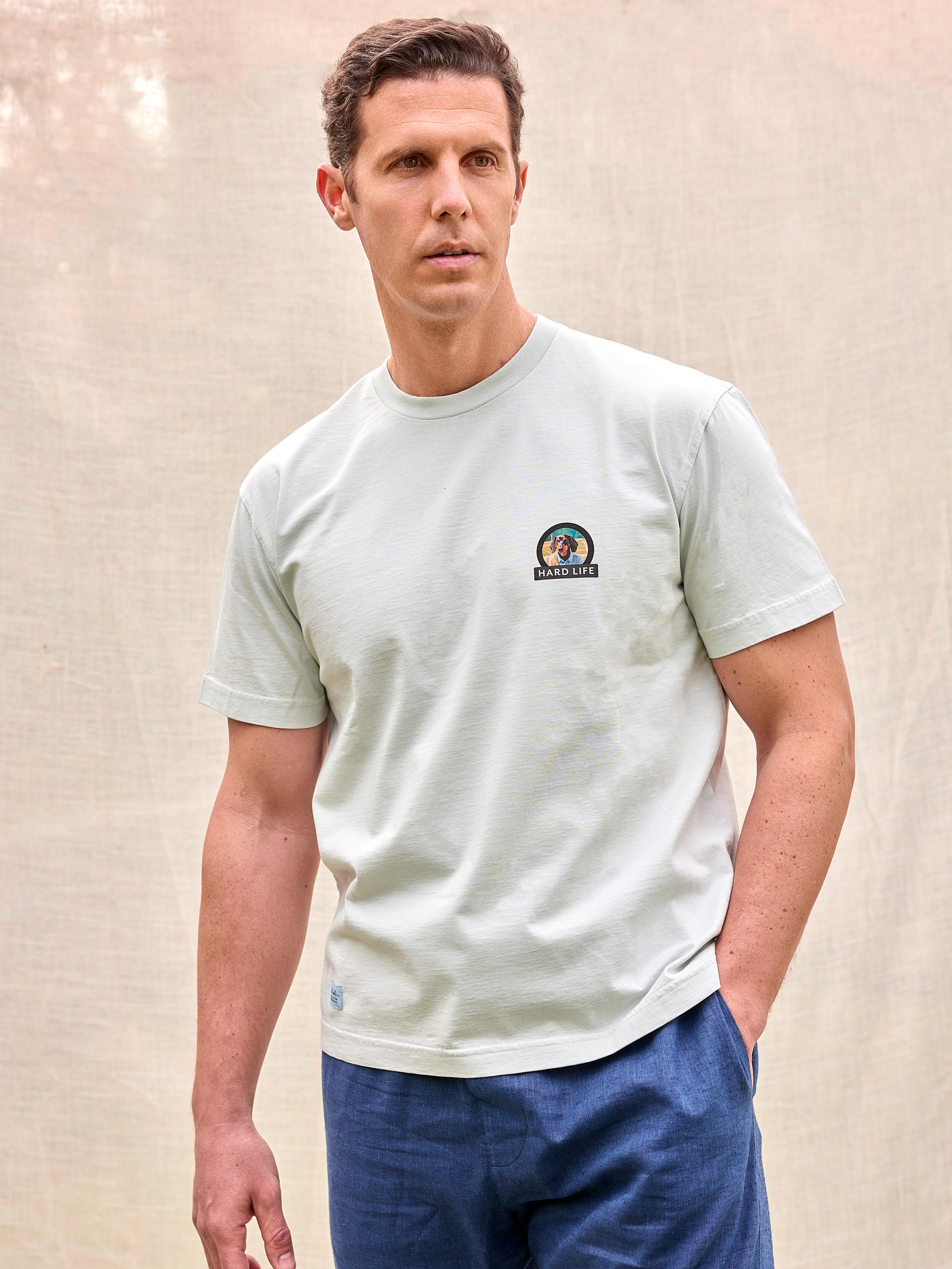 Camiseta premium exclusiva hombre perro raza Teckel perro salchicha dachshund dackel 100% algodón orgánico gramaje alto 200 gramos heavy weight hecha en Portugal color azul celeste grisáceo verde gris impresión diseño directo en fibra alta calidad premium moda masculina España Arzalè Majadahonda Pozuelo La Moraleja La Finca Encinar de Los Reyes Sancti Petri Formentera Sevilla Ibiza Madrid Barcelona