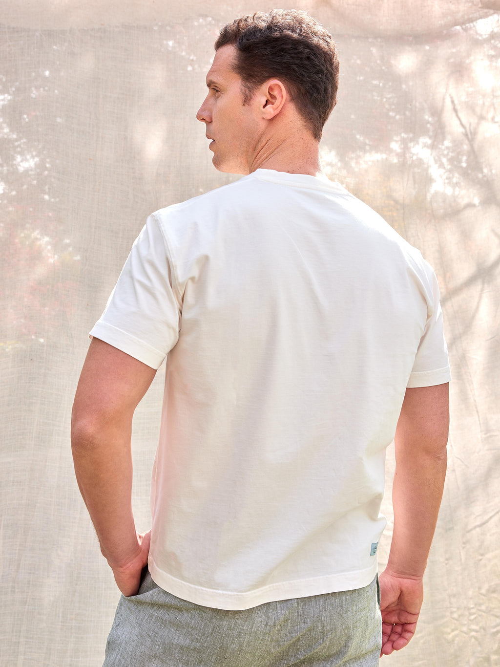 Camiseta 100% algodón orgánico gramaje alto heavy weight 200 gramos GSM hecha en Portugal color ecru crudo natural premium moda masculina hombre vestir casual elegante España Arzalè Madrid Barcelona Sevilla Málaga Formentera Marbella Sotogrande