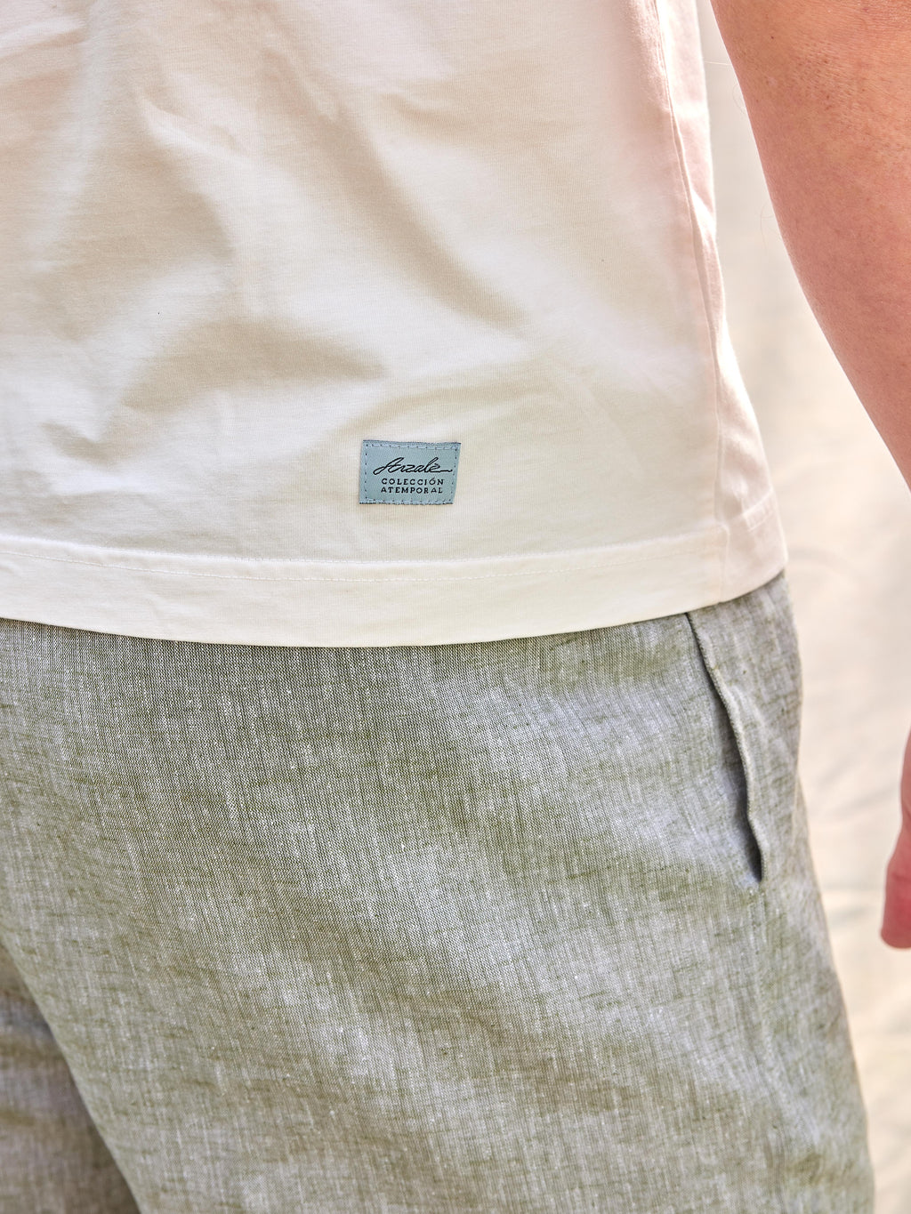 Camiseta 100% algodón orgánico gramaje alto heavy weight 200 gramos GSM hecha en Portugal color ecru crudo natural blanco roto premium moda masculina hombre vestir casual elegante España Arzalè La Moraleja La Finca Majadahonda Pozuelo Encinar