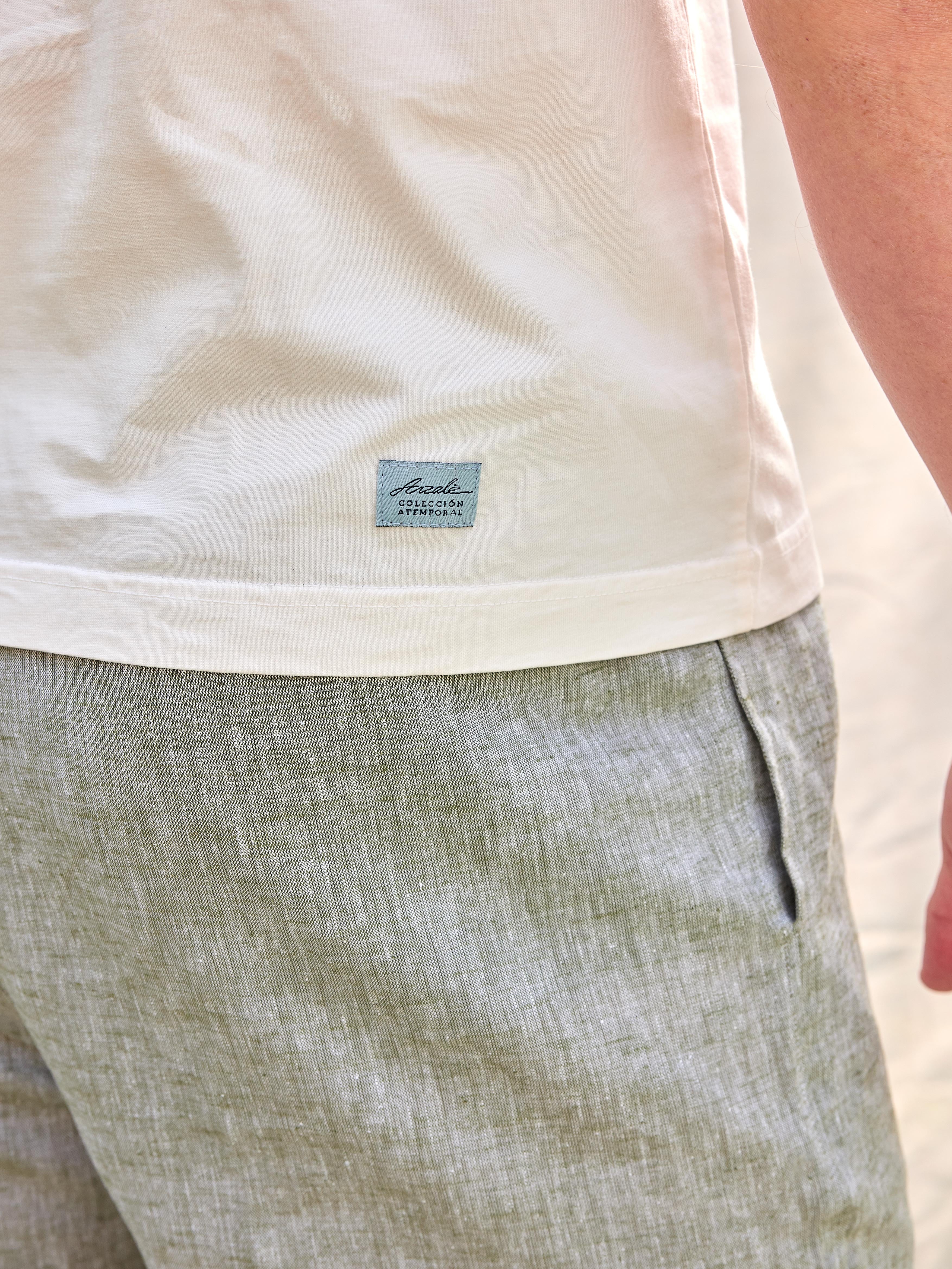 Camiseta 100% algodón orgánico gramaje alto heavy weight 200 gramos GSM hecha en Portugal color ecru crudo natural blanco roto premium moda masculina hombre vestir casual elegante España Arzalè La Moraleja La Finca Majadahonda Pozuelo Encinar